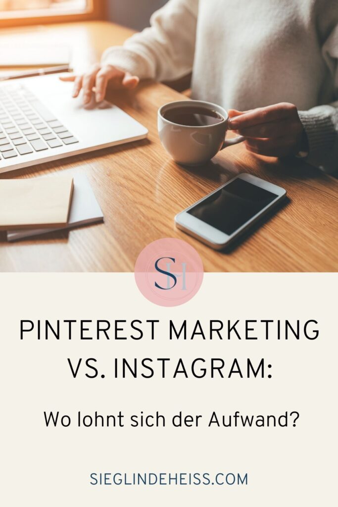 Laptop zeigt Pinterest und Instagram Startseiten