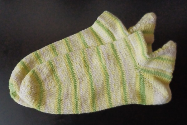 Fertige Sneakers Socken
