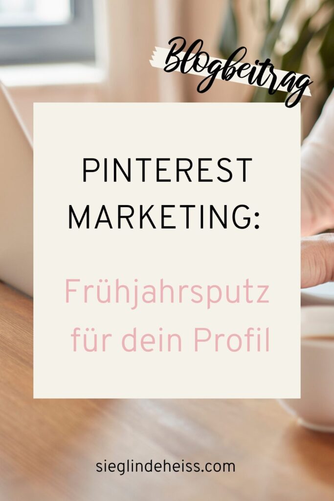 Frau überarbeitet Pinterest Profil am Laptop