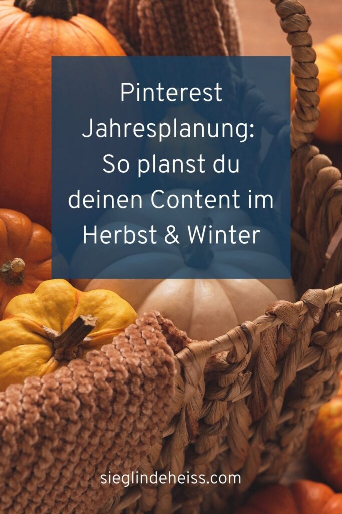 Bild zeigt Pinterest Jahresplanung mit Ideen für Coaches im Herbst & Winter. Im Hintergrund sind Kürbise als herbstliche Deko.