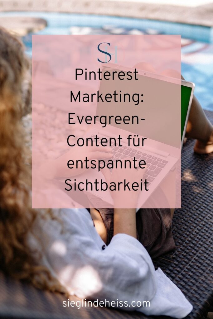 Frau plant Evergreen-Content für Pinterest