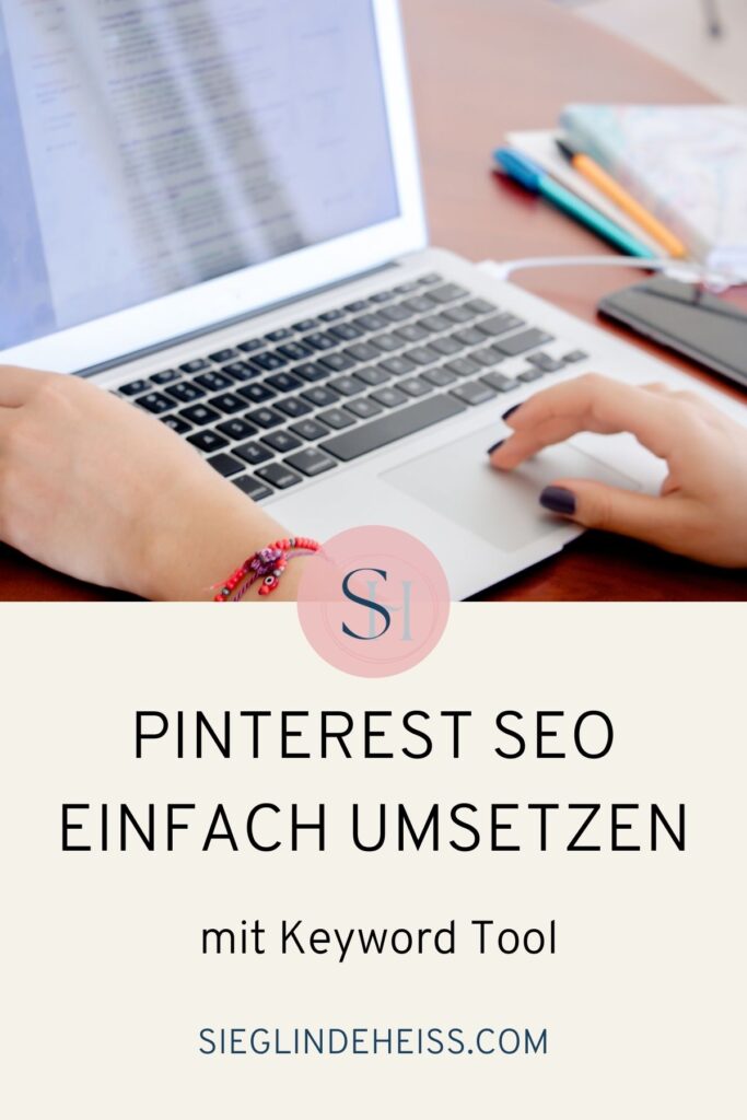 Frau tippt Keywords in SEO-Tool