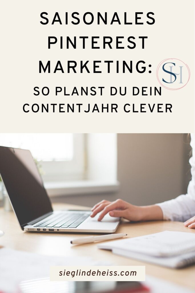 Eine Frau plant saisonale Pinterest Inhalte für mehr Sichtbarkeit.