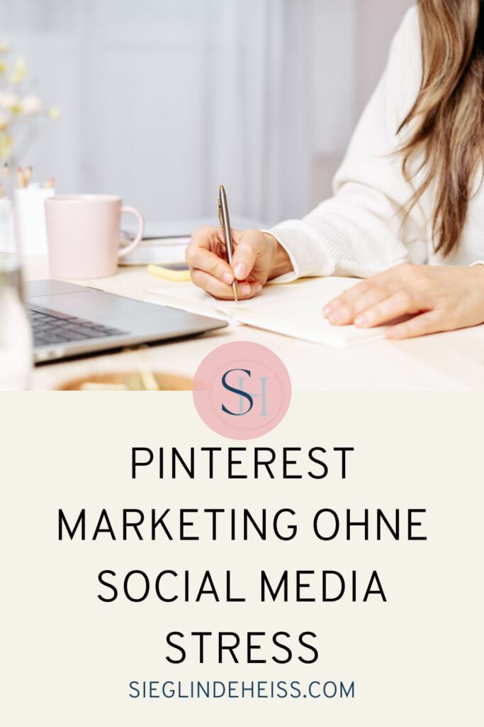 Frau trinkt Kaffee und plant Pinterest Content