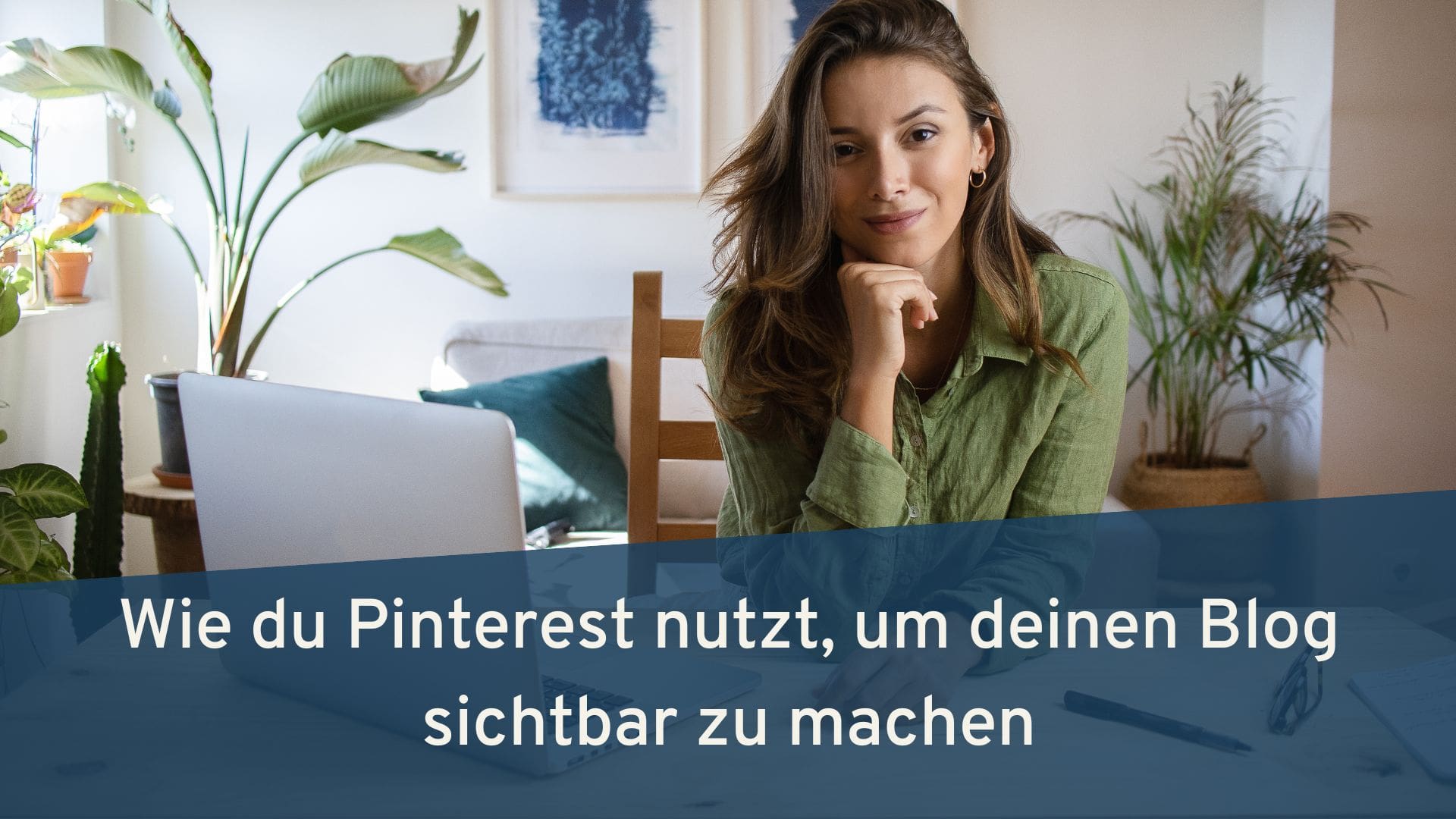 Bloggen für Pinterest-min Frau sitzt am Laptop und schreibt einen Blogartikel