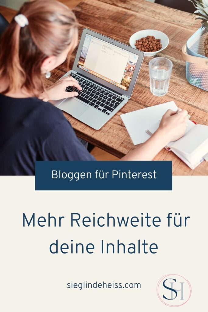 Frau sitzt am Laptop und macht sich Notizen