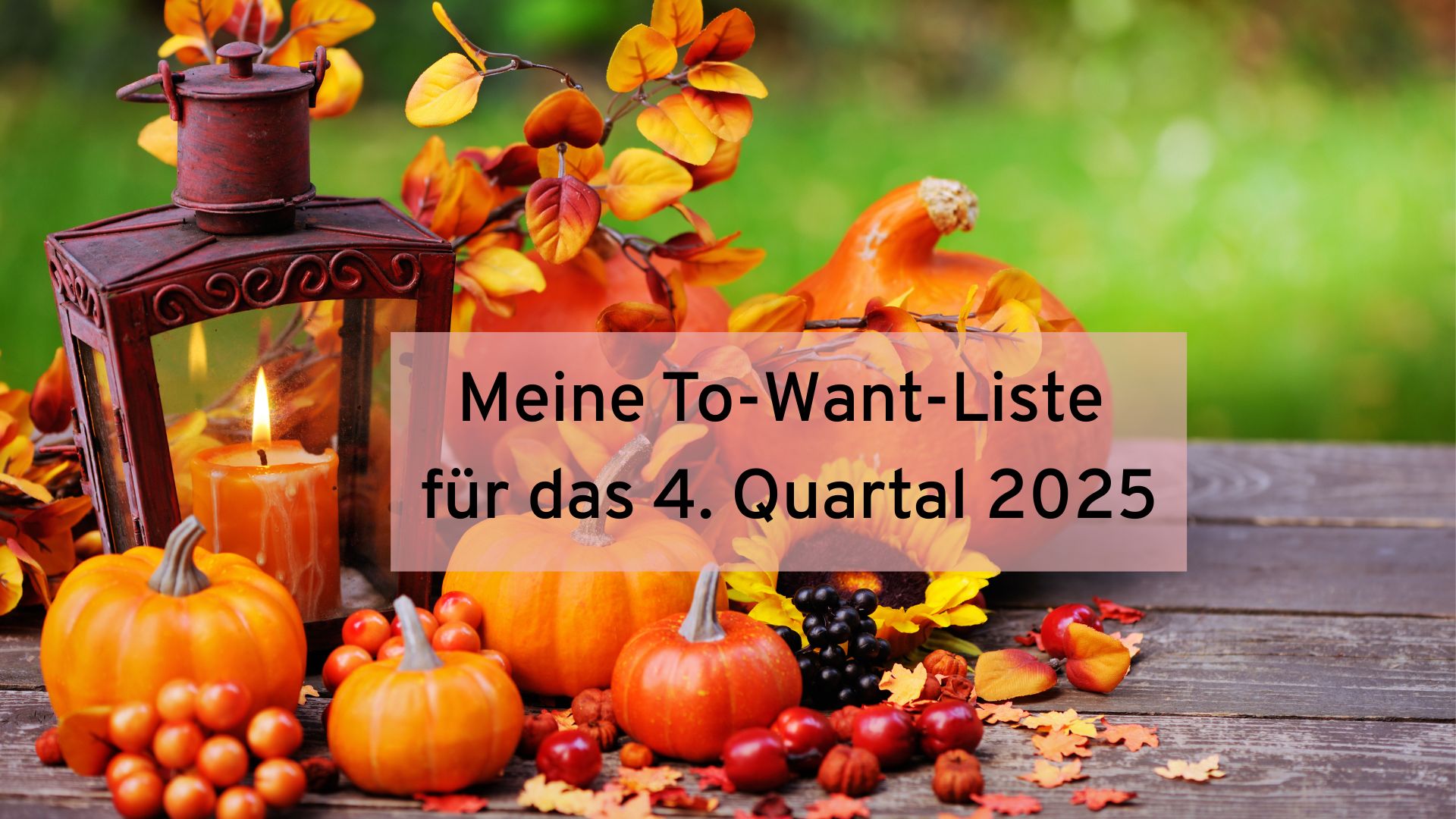 Herbstbild mit einer Laterne auf einem Tisch und Herbstdeko mit Kürbissen und Blätter