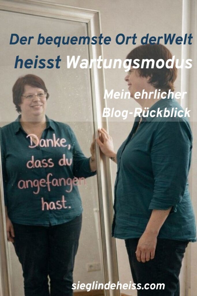 Frau steht vor einem Spiegel und lächelt ihr Spiegelbild an.  Im Spiegel steht mit rosa Schrift: Danke, dass du angefangen hast.