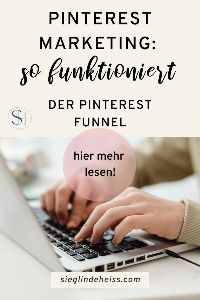 Frau tippt am Laptop