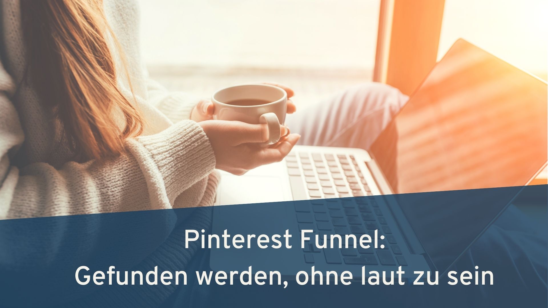 Frau sitzt im Schneidersitz mit einer Tasse Kaffee vor ihrem Laptop