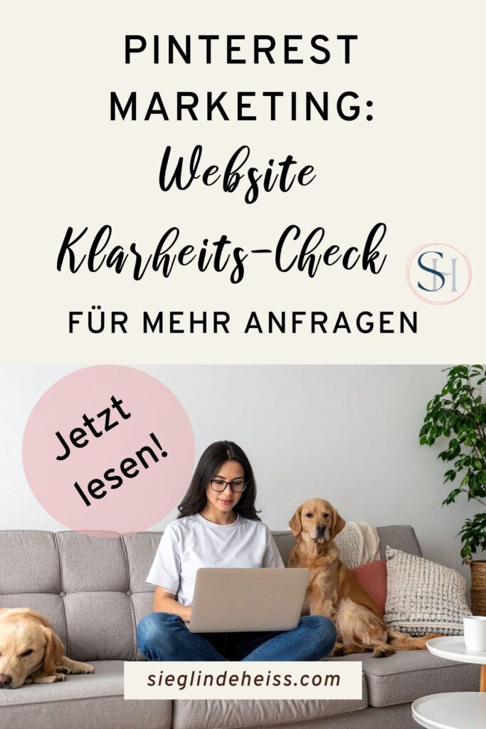 Eine Frau arbeitet ruhig am Laptop und prüft mit Website Klarheits-Check ihre Website für Pinterest.