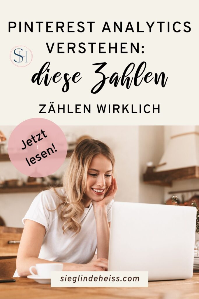 Frau sitzt am Laptop und analysiert ihre Pinterest Zahlen