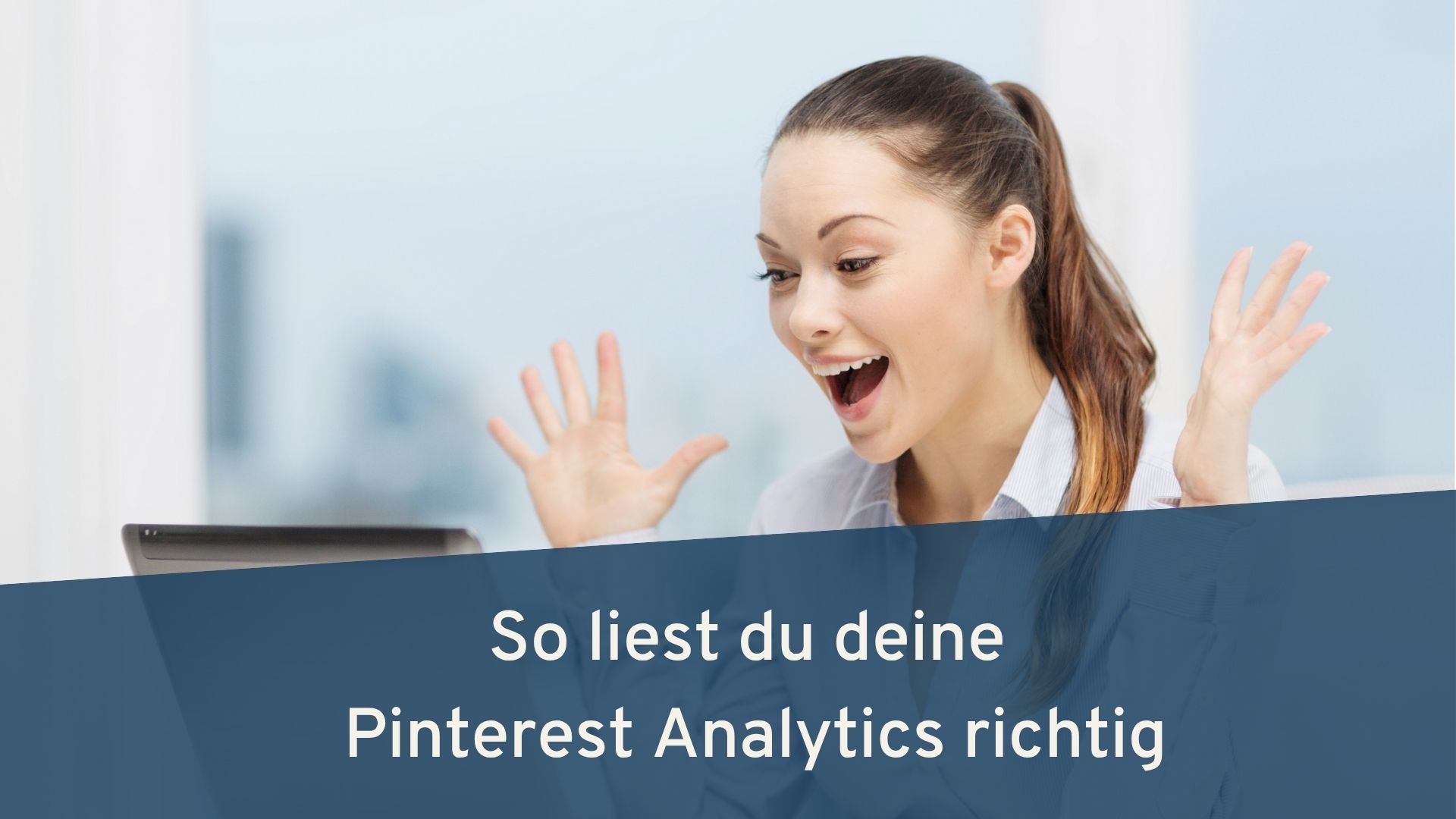 Frau sitzt am Laptop und versteht ihre Pinterest Analytics Zahlen