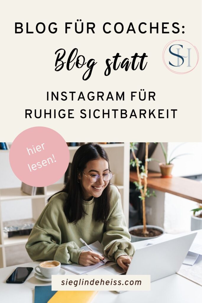 Eine Coachin liest einen Artikel über Blog für Coaches und Blog statt Instagram.