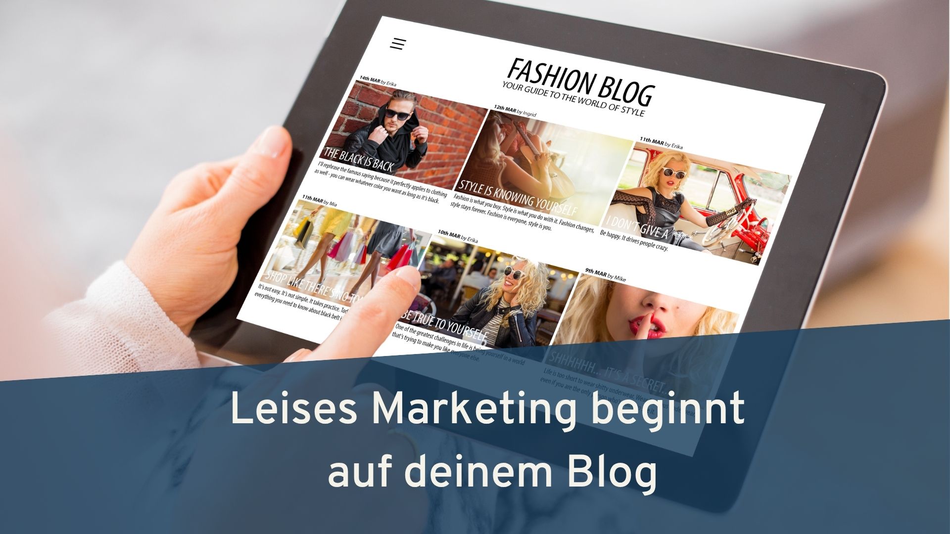 Frau sitzt vor ihrem Tablet und schaut sich ihren Blog an