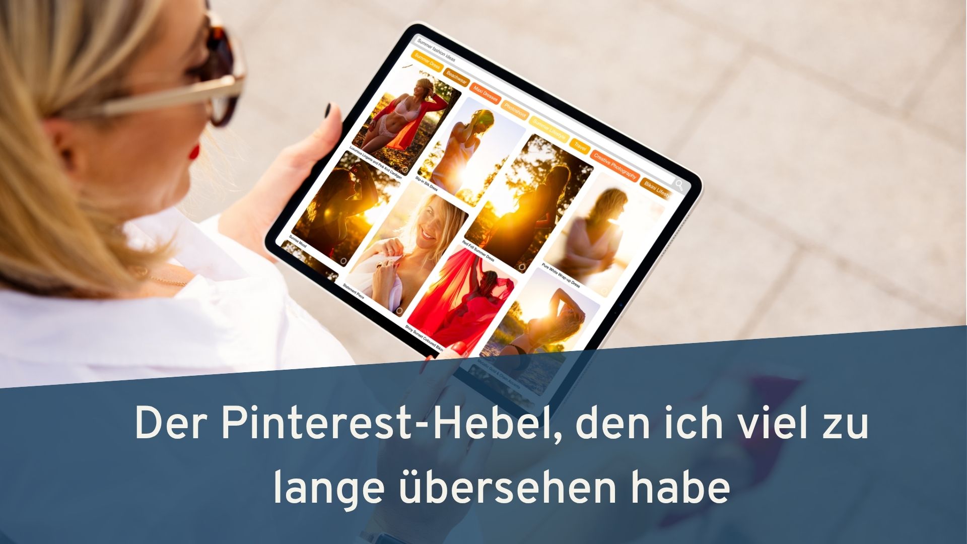 Frau betrachtet an ihrem Laptop die Pinterest Impressionen