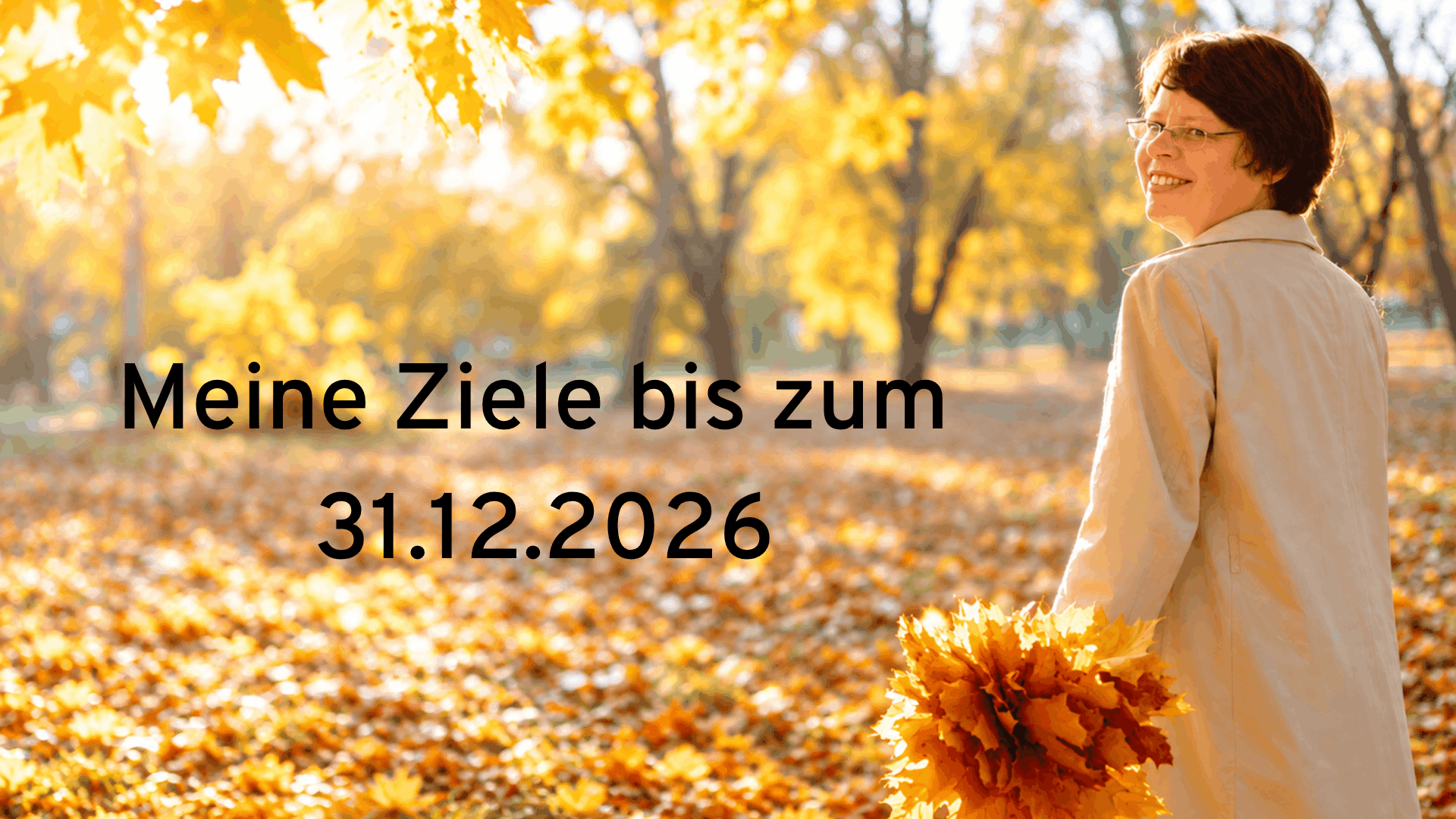 Meine Ziele bis Ende Dezember 2026 Frau macht einen Waldspaziergang im Herbst. Sie hält einen Strauß Blätter in der Hand